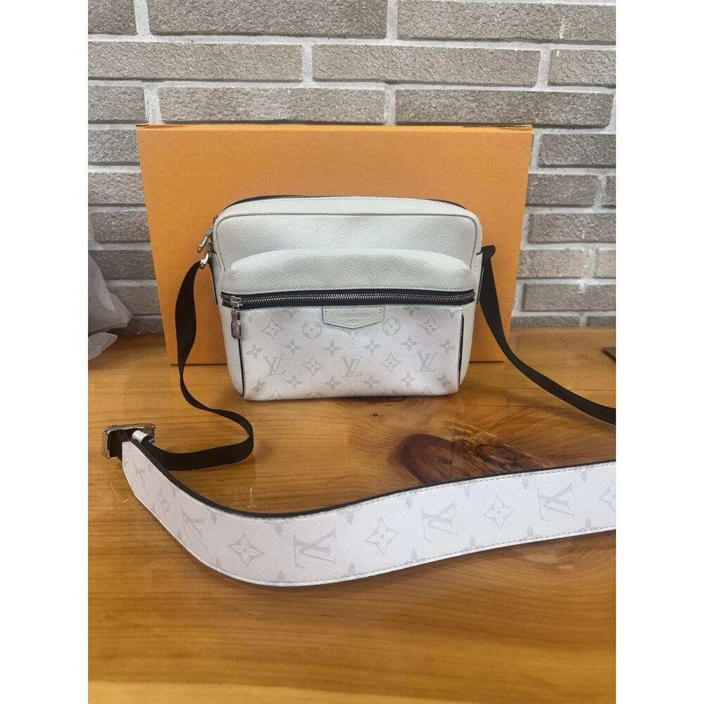 Louis Vuitton Avenue Sling Bag Monogram Eclipse Reverse Crossbody MA0252